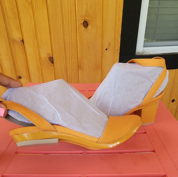 BRAND NEW COVERTIBLE HEEL TO FLAT - Picture 3 of 5